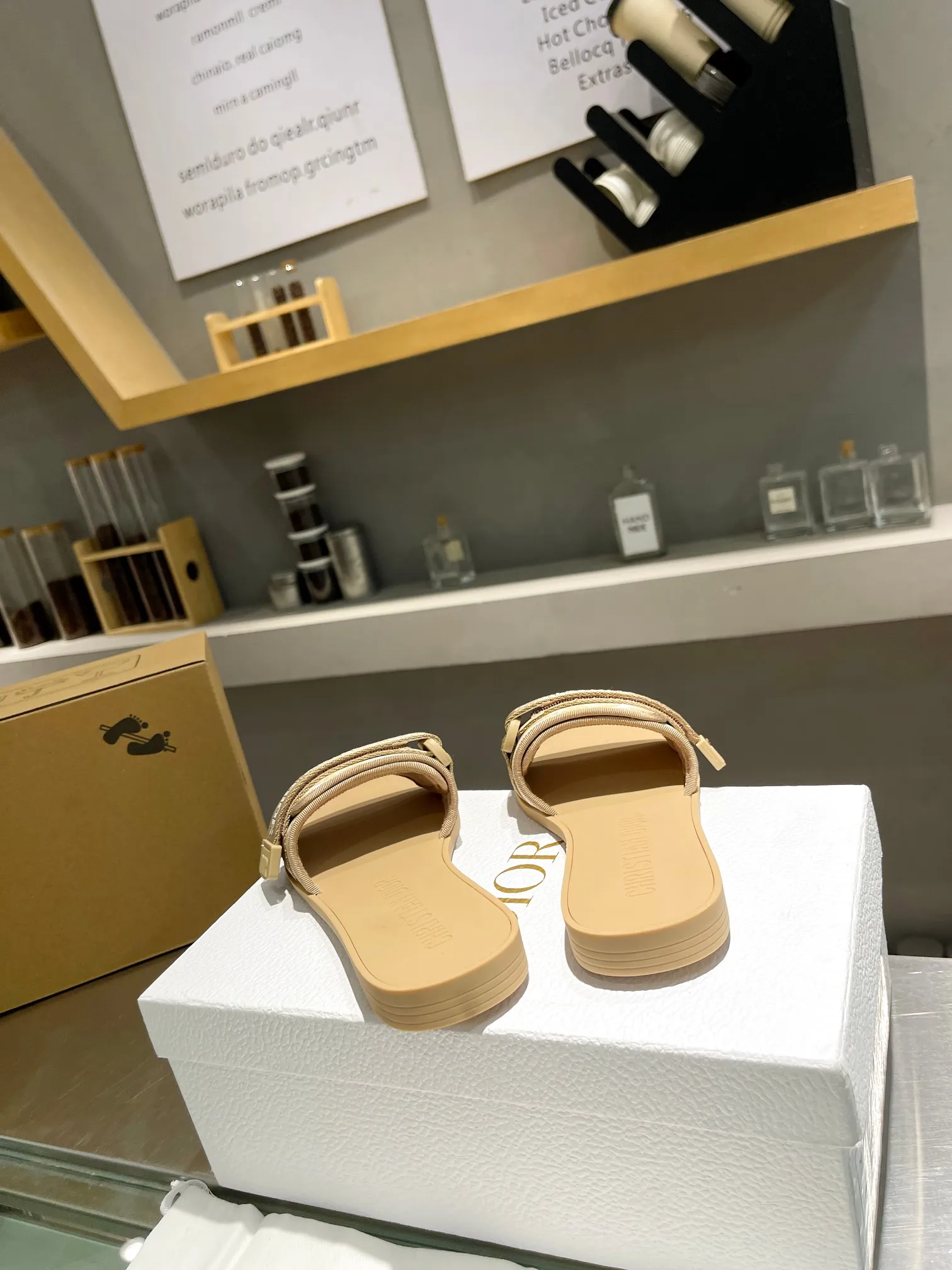 👟👟Ex-factory price 380👟👟 Dior D’s latest series of Velcro buckle sandals and slippers in new colors! Perfect reproduction of the original version, the most popular color matching fabric, super layered ▪️Original molded high-end TPU outsole (not ordinary rubber) ▪️Very comfortable and easy to walk. All upper materials are custom-made from the original ▪️3D electric embroidered three-dimensional cloth surface, very versatile, a must-have for lazy people in summer ▪️Number of yards: 35-41